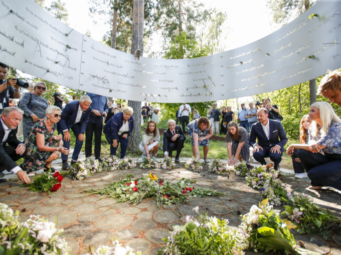 Blomsternedleggelse ved minnesmerket på Utøya. Foto: Beate Oma Dahle / NTB
